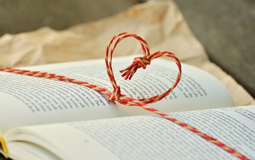 Un libro con un nastro a forma di cuore