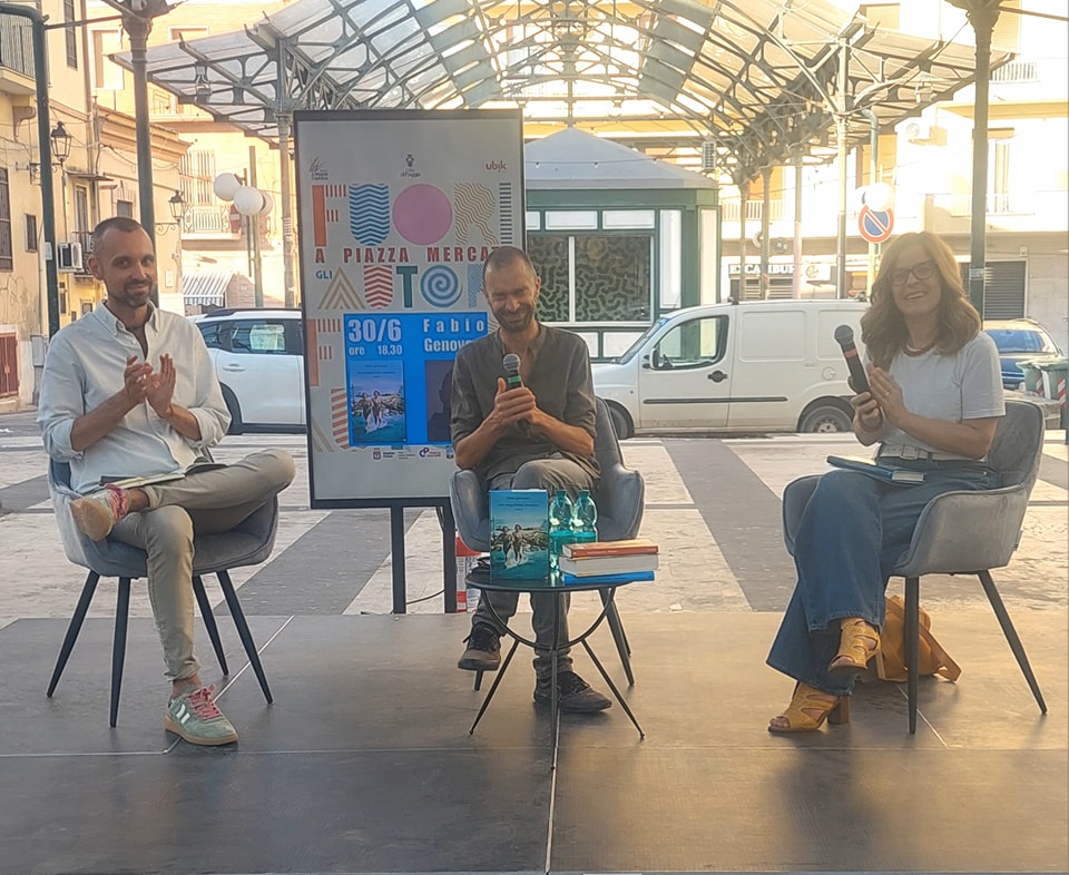 Fabio Genovesi con la Direttrice del Polo Biblio-Museale di Foggia, Gabriella Berardi e il libraio di Ubik, Salvatore D'Alessio.